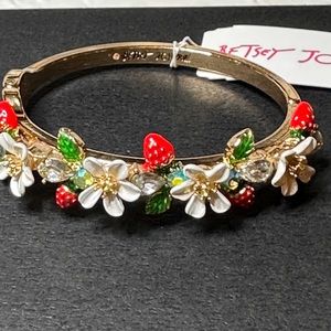 Women’s brand new with tag Betsy Johnson daisy and strawberry round bracelet ..